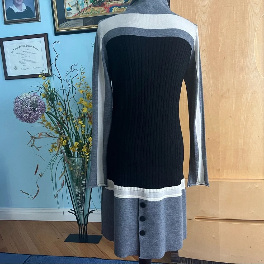 A wool dress - Picture 3 of 3